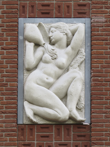906625 Gezicht op een gebeeldhouwd reliëf van een badende vrouw, gemaakt door Joop Hekman (1921-2013), in de gevel van ...